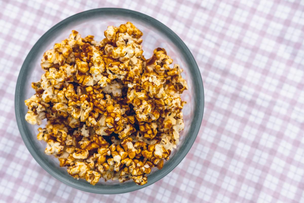 Bowl of caramelized popcorn on a purple checked background / photo by Go to John Tecuceanu's profile John Tecuceanu