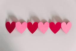 a row of pink and red paper hearts / photo by Kelly Sikkema 