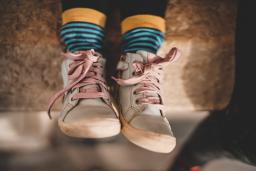 Kids wears pink shoes with blue and yellow socks / photo by Zan